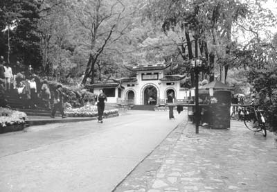 The early morning tai chi crowd descends from the mountain Qian Shan while sedan chairs wait for less-able passengers. Photos: Aksamit