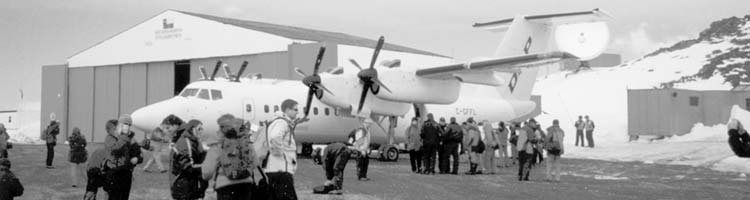 Unloading the Dash 7 at the Eduardo Frei Station airstrip. Photos: Keck