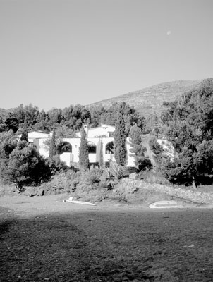 El Bulli is in a cove, Cala Montjoi, which is seven kilometers from the town of Roses, Spain. 