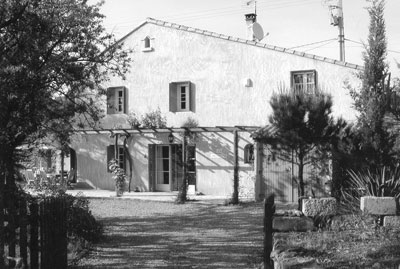 An old, restored farmhouse in<br />
a vineyard in southern France.