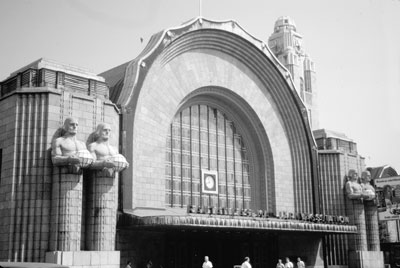 Massive figures on the exterior of Helsinki’s Art Nouveau train station hold large glass-and-copper globes that illuminate the front of the building at night. Photo: Brunhouse