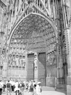 Visitors admire the wealth of fine sculptures on Strasbourg’s red sandstone Notre-Dame Cathedral. Photos: Brunhouse