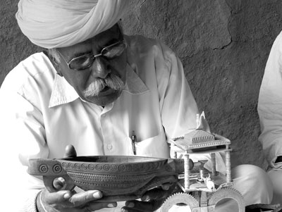 Bishnoi elder makes offering to Shiva. Photos: Spring