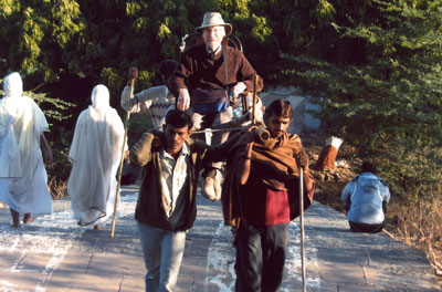 Paul Lalli being carried up the mountain at Palitana by four bearers.