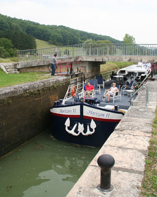 “Horizon II” squeezes forward into a lock. Photos: Toulmin