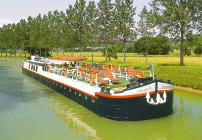 Horizon II on the Burgundy Canal. Photos: Toulmin