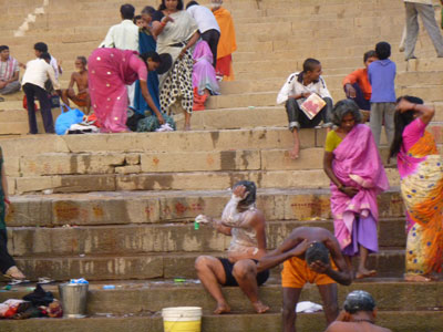 Everyday life along the Ganges.