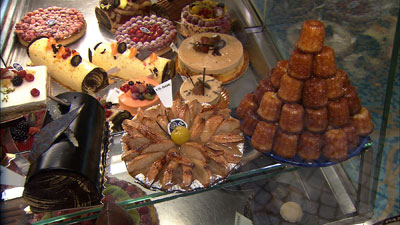 For a tasty Christmas treat, sample the pastries at Paris’ oldest pasty shop — Stohrer.