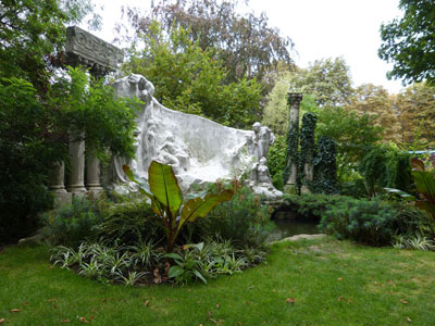 The white-marble tableau “The Poet’s Dream,” near the entrance to La Jardin de la Nouvelle France. Photo by Yvonne Michie Horn<br />
