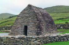 The entrance to the Dunbeg promontory fortress — Dingle Peninsula. Photos: Skurd