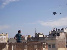 Boys and men take to the rooftops to fly their kites — Jaipur.