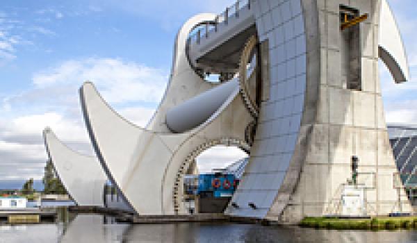 The Falkirk Wheel, the world’s only rotating boat lift, connects the Forth & Clyde and Union canals in central Scotland. Visitors can take a round-trip boat ride, ascending and descending through the wheel, in an hour.