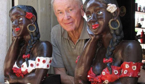 Maurice Black and two sculpted “black mamas” in Restaurante Antigamente.