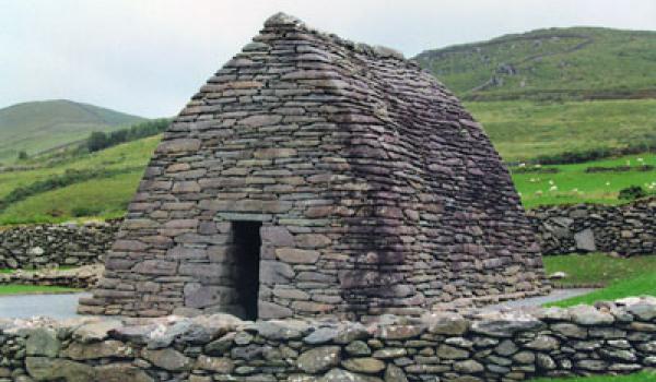 The entrance to the Dunbeg promontory fortress — Dingle Peninsula. Photos: Skurd