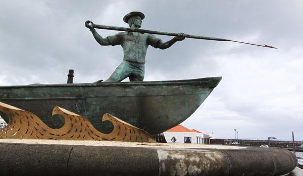 Statue outside Museu da Indústria Baleeira 