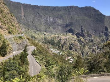 Driving into the Cirque de Cilaos — Réunion.