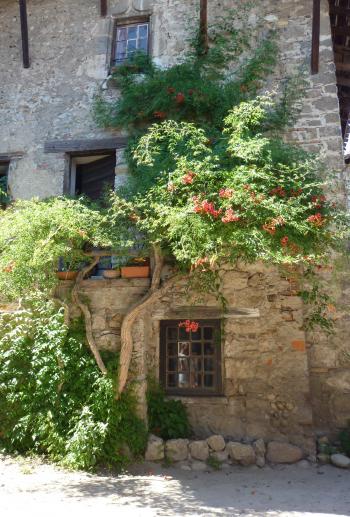 A snapshot of picturesque Pérouges.